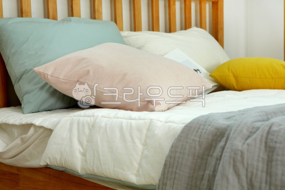 studio,bed,inside,interior light,space,furniture,modern architecture,marble floor,modernarchitecture,lighting,stand light,one room,light,plant,interiordesign,A cushion,curtain,woodfloor,rentalstudio,interior,bedding,pot,cushion,marblemadak,living room,Ren