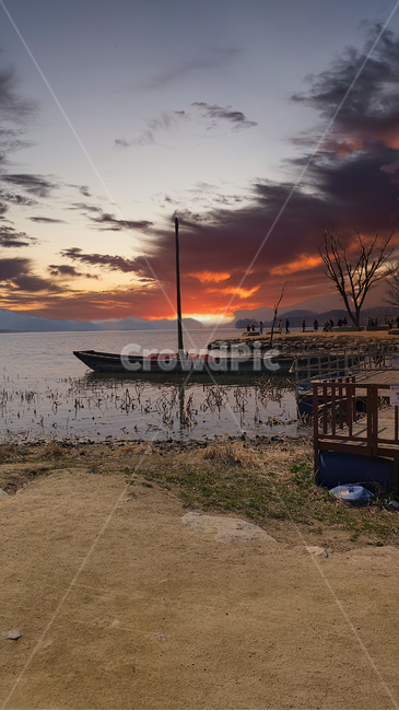나룻터,나룻배,강,노을,구름,하늘,강가,수풀,나무,흙,교통,watercraft,water,물,배