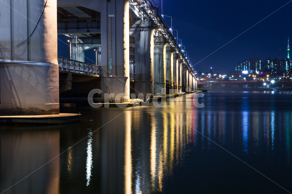 water,물,waterfront,워터프론트,pier,교각,dock,독,building,건물,배경,도시,야경,건축,건축물,다리,한강,교량,한강대교,반포대교,대교,불빛,반영,하천,강,강변,도로,한강다리,강물,콘크리트,교통,통로,연결,빙딩,아파트,한강공원,공원,저녁,야간,한강변,한강시민공원,남산타워,서울타워,강변로,강변북로,빛갈림,기둥,조명,가로등,백그라운드,야경,밤,풍경,nightscape,night,landscape,도시,city,한국도시풍경,한국도시경관,korea cityscape