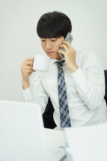 비즈니스,사업가,직장인,회사원,업무,남성,남자,사무실,책상,정장,양복,통화,전화,사람,인물,인간,human,person,남성,남자,man,male,흑백,모노톤,monochrome,black and white,산업,industry,industrial,비즈니스,사업,business,service,work