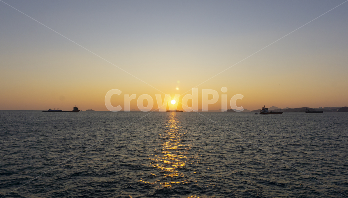 바다,구름,일몰,sunset,sea,clouds,blue,파랑,하늘색,하늘,선박,ship,자연,nature,햇빛,황혼,붉은하늘,새벽,나라