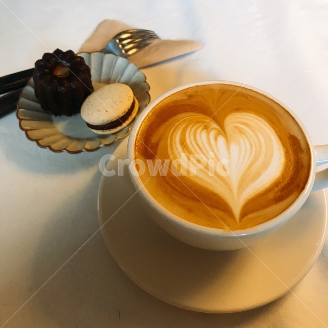 라떼아트,마카롱,까눌레,디저트,커피,감성,분위기,커피,카페,coffee,cafe