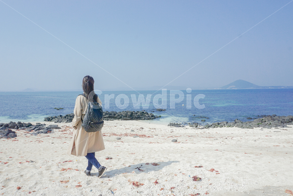 바다,하늘,제주도우도,서빈백사,모래,파랑,자연,풍경,nature,landscape,한국자연풍경,한국자연경관,korea nature landscape,해변,바다,beach,sea,제주도,jeju,jeju island,사람,인물,인간,human,person,여성,여자,woman,female,lady,여행,휴가,traveling,vacation,trip,감성,sensible,feeling,clothing,의류,apparel,의복,shoe,구두,footwear,신발류