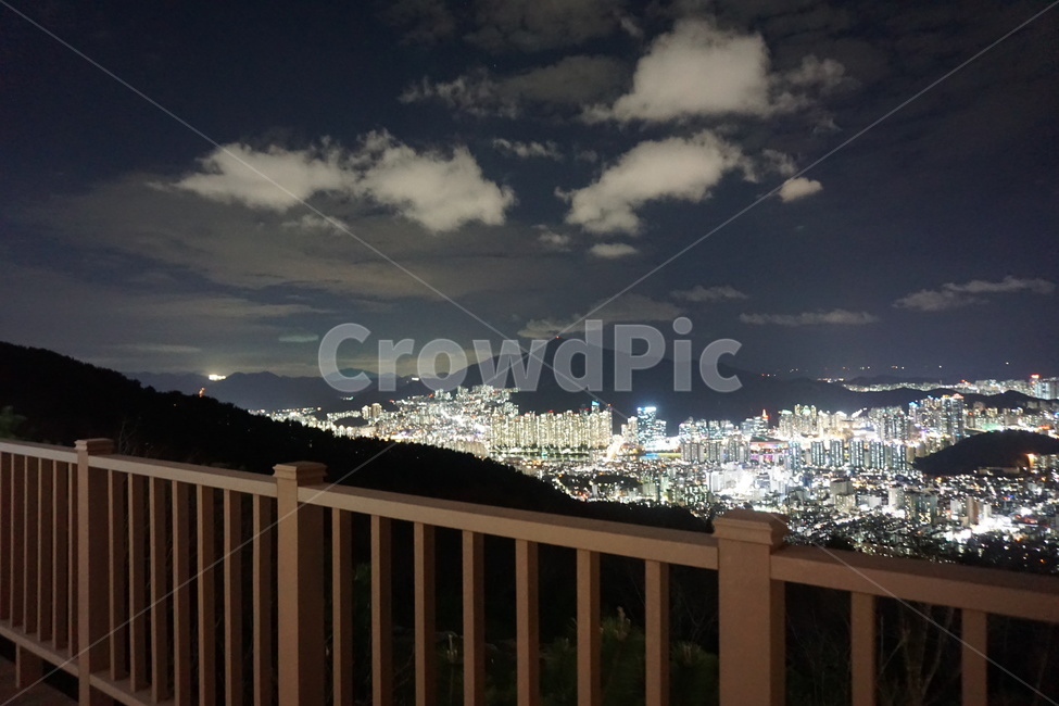 야경,밤,밤하늘,불빛,구름,nightscene,night,nightsky,light,cloud,난간,railing,산,mountain,도시,city,야경,밤,풍경,nightscape,night,landscape
