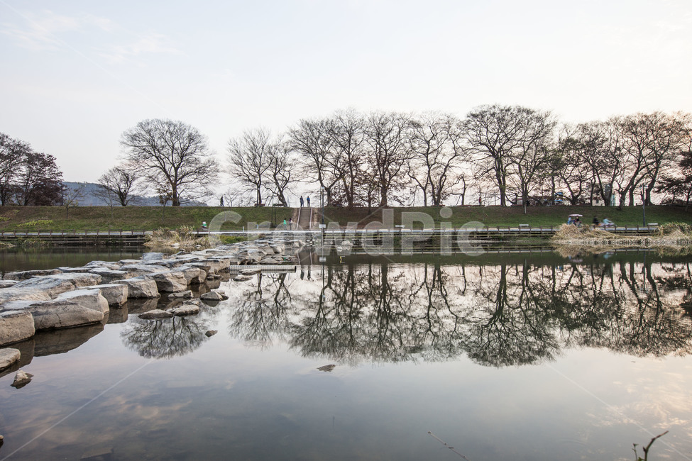 반영,가을,돌다리,징검다리,추억,가을,계절,fall,autumn,season,자연,풍경,nature,landscape,한국자연풍경,한국자연경관,korea nature landscape,시골,마을,country,rural,town,water,물,outdoors,옥외,land,땅