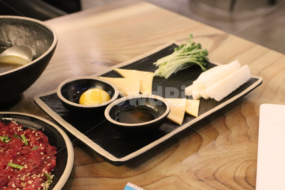 lump together,snack,Yukhoe chunkigi,raw meat,beef,cow,koreafood,dinner,food,soju,korea,Korean food