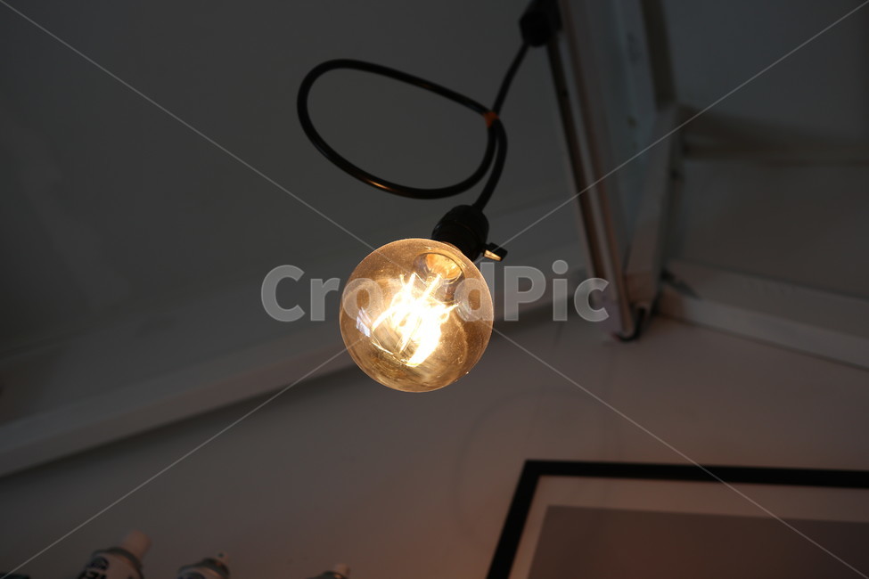 전구,조명,천장,빛나는,밝은전구,어두운배경,lightbulb,lighting,ceiling,glowing,brightlightbulb,darkbackground