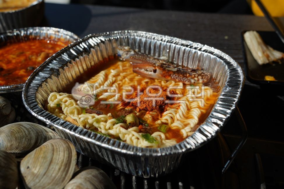 한강라면,라면,해물라면,즉석라면,일회용용기,일회용,쿠킹호일,호일,면,게,국물,얼큰한,게다리