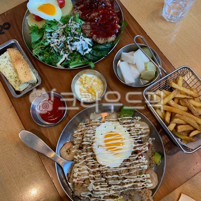 스테이크,목살,목살스테이크,샐러드,계란,감자칩,감자튀김,포테이토,food,음식,마늘바게트,피클,필라프,볶음밥