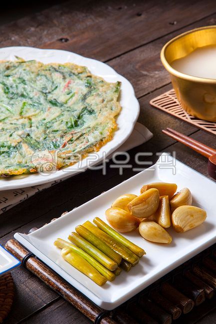 Korean traditional liquor,Takju,Makgeolli,chopsticks,makgeolli snacks,soy sauce,plate,wooden chopsticks,chive pancakes,bindae rice cake,garlic sprouts,pickled garlic,garlic dishes,flour,bamboo stand,Korean food,chives,cooking,snacks,Korean makgeolli,folk 