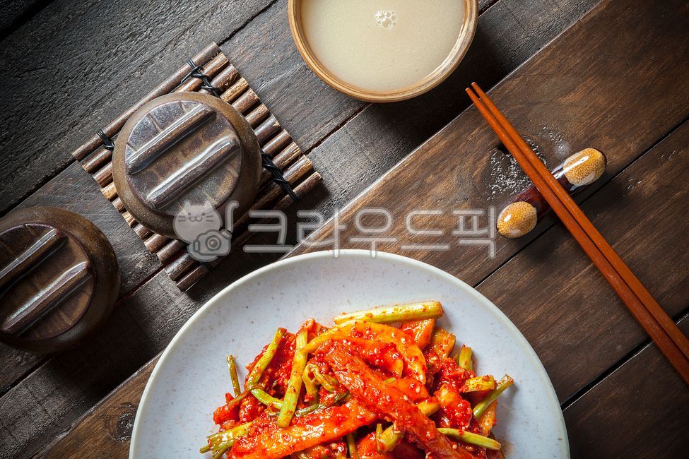 홍어,홍어회,홍어무침,홍어회무침,홍어요리,막걸리안주,막걸리,동동주,전통주,전통술,민속주,민속술,미나리,회,회무침,항아리,소품,대나무받침,나무젓가락,젓가락받침,남도음식,흑산도홍어,흑산도홍어회,생선,수산물,해산물,숙성,음식,별미,음식점,식당,한국음식,민속주점,전통음식,전통먹거리,토속음식,요리,전통요리,양념무침,한국요리,맛집,물고기,물고기회,바다생선,접시,food,식사,음식,식재료,요리,food,cook,meal,dishes,food reserves