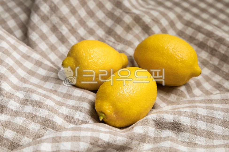 레몬,과일,식품,식재료,천,체크,체크무늬,자연스러운,분위기,편안한,노란,노란색,노랑,색,색깔,신선한,비타민,lemon,fruit,fruits,food,checkedpattern,checkeredcloth,mood,atmosphere,yellow,color,natural,cozy,health,ingredient,juicy,vitamin,background,organic,citrus,healthy,fresh,음식,식재료,요리,food,cook,meal,dishes,food reserves,과일,열매,fruit