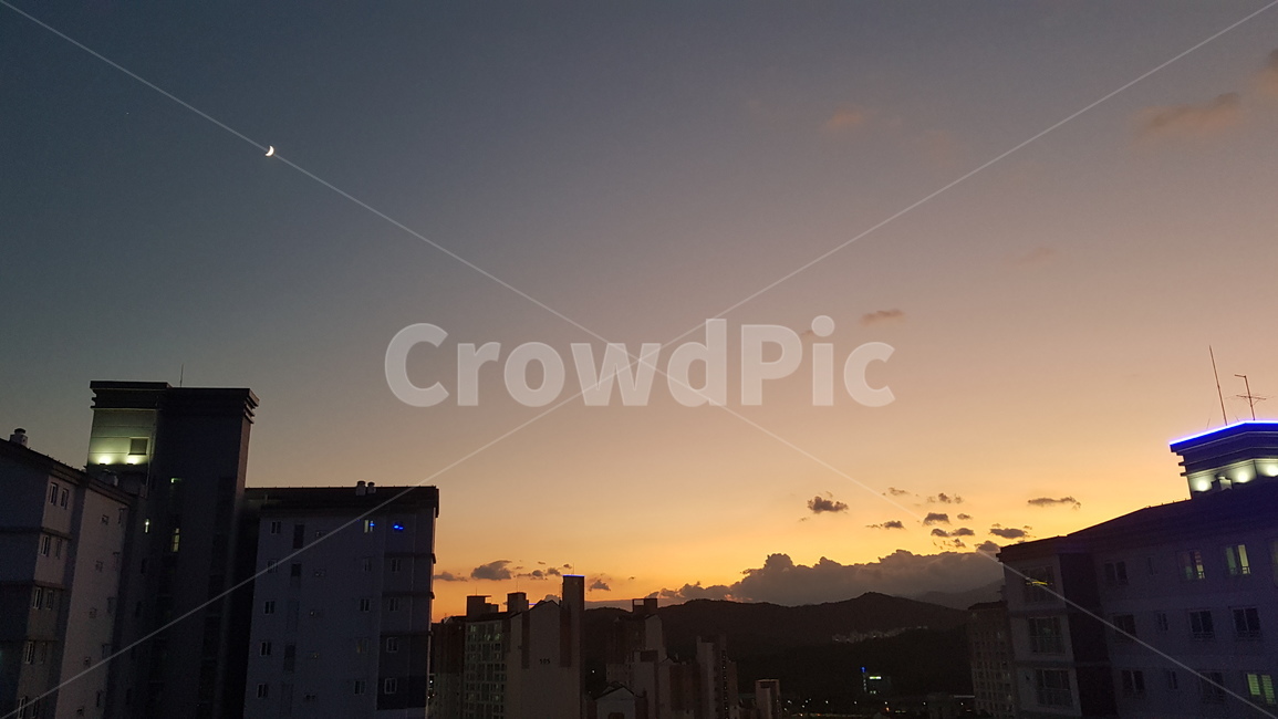 nature,자연,outdoors,옥외,sky,붉은하늘,redsky,새벽,dawn,하늘,황혼,sunset,일몰,dusk,달,아파트,풍경