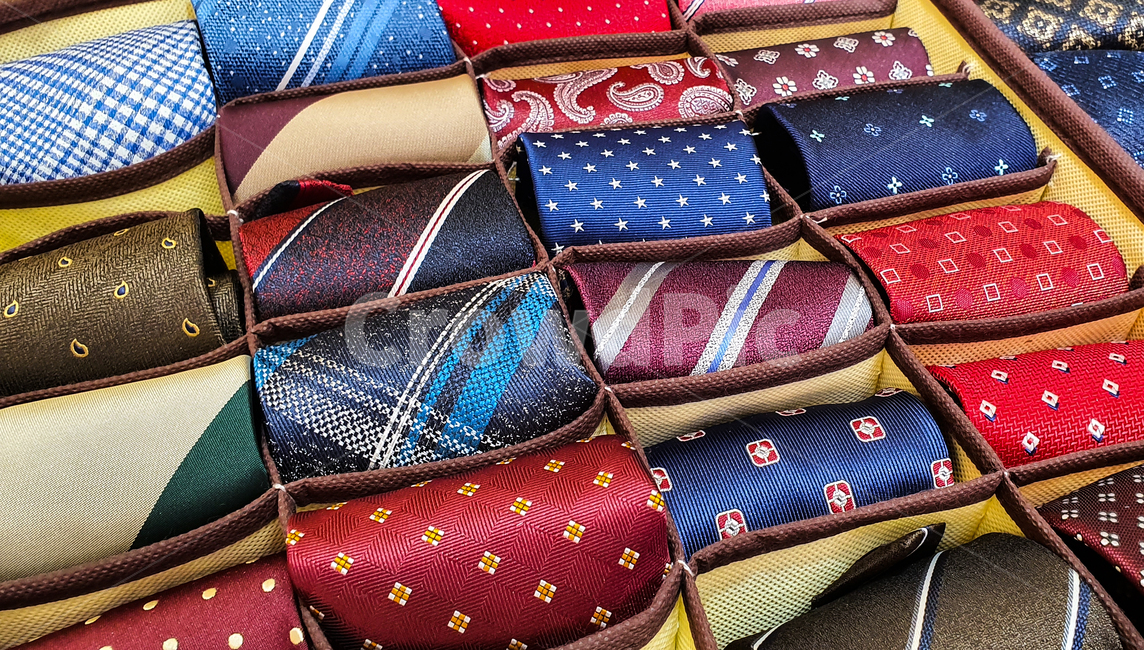 넥타이,넥타이보관함,보관함,보관,다양한,패션,스타일,디자인,패턴,무늬,정리된,정돈된,정장,남성패션,넥타이모음,색상,컬러,테일러샵,양복점,수트,옴므,악세사리