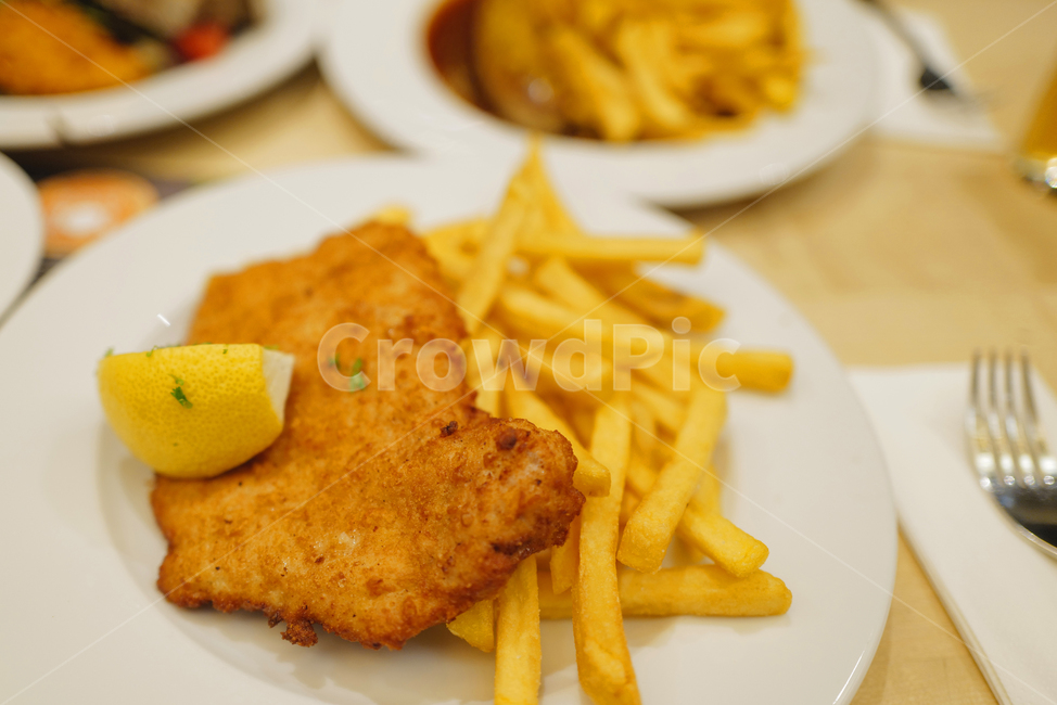 음식,감자튀김,fork,포크,food,fries,레몬,레스토랑,restaurant,슈니첼,독일음식,독일요리,식사,흰접시,접시,음식,식재료,요리,food,cook,meal,dishes,food reserves