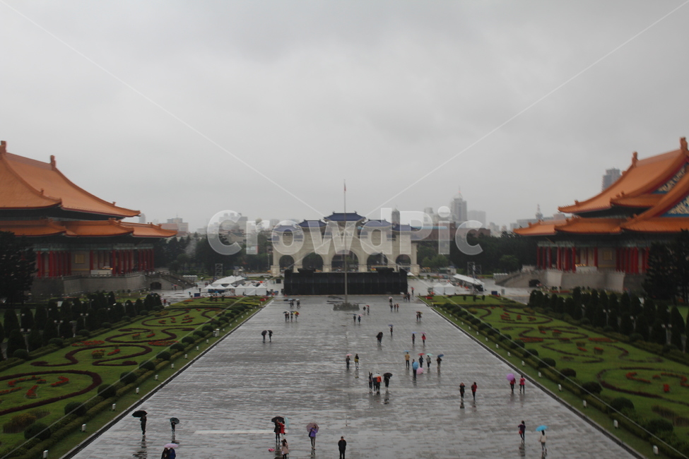 대만,중정기념당,대만중정기념당,taiwan,memorialhall,랜드마크,landmark,tourist attraction,해외,외국,세계,foreign,oversea,world,세계랜드마크,해외랜드마크,외국랜드마크,world landmark,world tourist attraction,사람들,대중,군중,other people,crowd,비,비오는날,rain,rainy,architecture,건축물,building,건물,downtown,도심,town,도시,urban,어반,city,시티