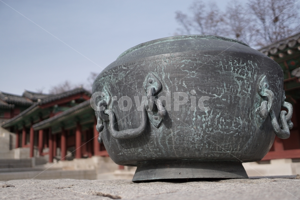 한국,한국적인,한국문화,한국전통,문화재,문화,전통,역사,한국역사,왕궁,궁궐,조선시대,조선왕조,유적,유적지,서울,korea,seoul,history,히스토리,킹돔,kingdom,동양,동양문화,아시아,asia,culture,건축,토목,한옥,지붕,기와,처마,풍경,landscpe,겨울,winter,culturalassets,항아리,청동항아리,경희궁,경덕궁,손잡이,한국전통,한국문화,korean traditional,korean culture,사물,물건,오브젝트,thing,object,matter