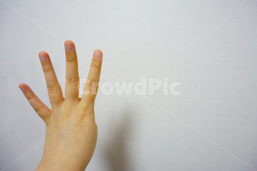 손가락,4,네번째,four,finger,fourth,사,사람들,대중,군중,other people,crowd,신체일부,몸,body,손,제스처,표시,손짓,표현,gesture,hand,sign,expression