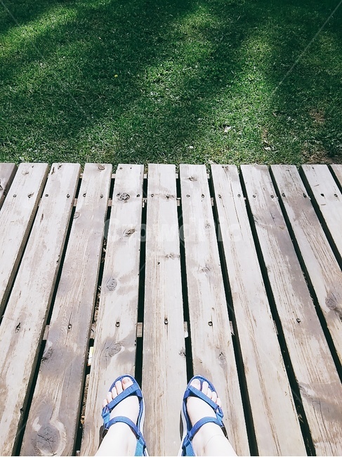 샌들,여름,잔디밭,산책,휴식