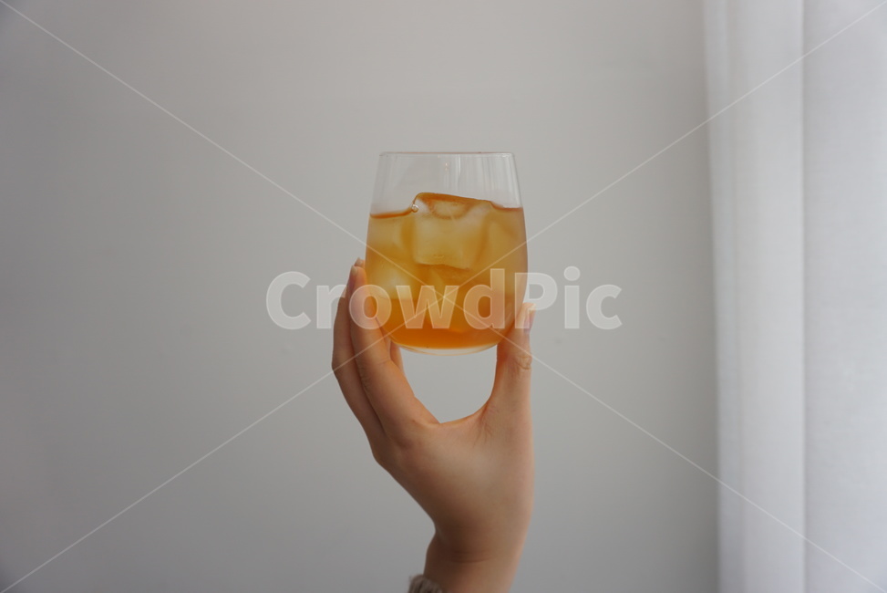 glass,유리,주스,juice,drink,음료,오후,얼음,신체일부,몸,body,음료수,drink,beverage