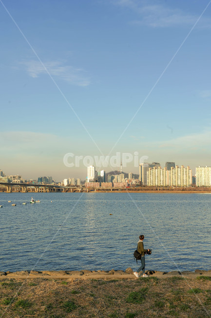 서울,한강,풍경,도시,강,강변,하늘,구름,건축물,건물,도심,korea,한국,seoul,river,tower,building,landscape,city,cityscape,town,urban,skycloud,사람,뒷모습,산책,여유,한강공원
