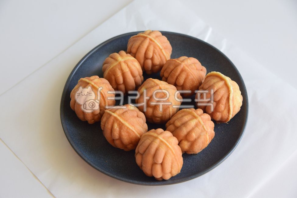 Walnuts,walnut cookies,walnut bread,walnut kernels,snacks,food,ingredients,food ingredients,plates