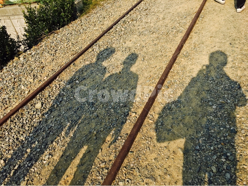 기찻길,그림자,철길,사람,산책로,사람들,대중,군중,other people,crowd,인물실루엣,사람실루엣,character silhouette,human silhouette,dirt road,흙길,gravel,자갈,road,도로,train track,rail,레일,transportation,교통,railway,철도