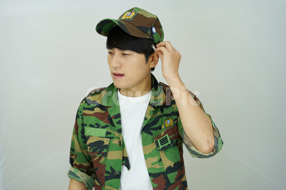 남자,남성,사나이,군대,군인,병장,예비군,군복,밀리터리,육군,담배,담배꽁초,사람,인물,인간,human,person,남성,남자,man,male