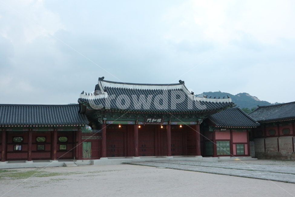 경복궁,경복궁야간개장,광화문,문화재,궁궐,랜드마크,한국의랜드마크,대한민국역사박물관,한국문화,한국전통,역사,궁,서울,서울밤,야경,서울야경,기와,건축,건축물,건물,한국적,한국역사,조명,전통,전통적인,전통무늬,처마,왕,왕비,왕족,근현대사,문화,명성황후,고종,근정전,어도,조정,을미사변,웅장한,궁녀,koreantraditional,korean,seoul,nightview,night,gyeongbokgung,palace,culturalheritage,landmark,gwanghwamun,tradition