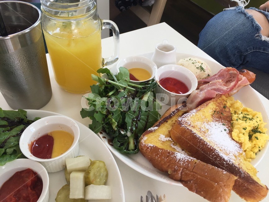 egg,juice,toast,bread,breakfast,salad