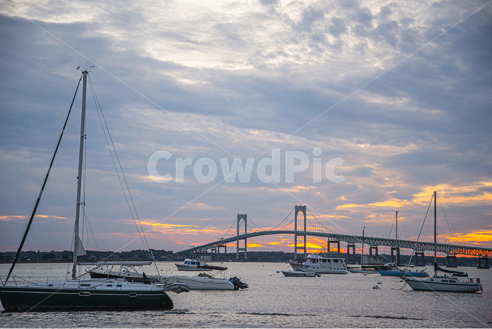 vessel,vehicle,차량,transportation,교통,watercraft,boat,보트,일몰,노을,항해,다리,바다,미국,풍경,sunset,dusk,sailing,bridge,landscape