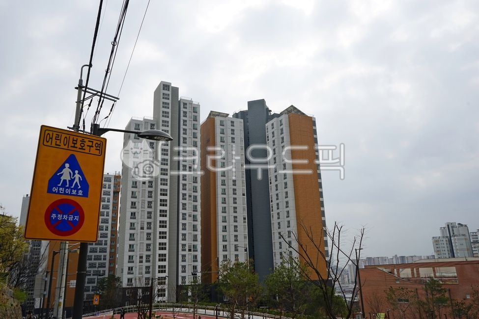 erection,city,invest,construct,parcel out,building,cloud,cityscape,high rise building,sky,speculation,town,residential facilities,real estate,urban,background,highrise apartment,apartmentbuilding,traffic sign,high rise,congestion,apartment