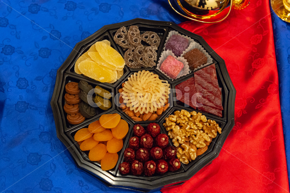 결혼,폐백,전통혼례,실내,의식,전통,빨간색,파란색,구절판,음식,쟁반,탁자,테이블,대추,육포,호두,곶감,접사,한국전통,한국문화,korean traditional,korean culture,결혼,혼례,웨딩,wedding,marriage,marry,기념일,축하,anniversary,congratulation,celebrate,celebration,음식,식재료,요리,food,cook,meal,dishes,food reserves