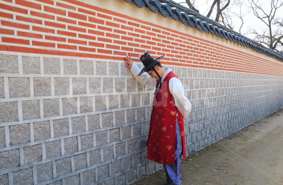 한복,양반,좌절,벽,담,전통,의상,의복,두루마기,붉은,경복궁,담벼락,갓,도포,한국전통,한국문화,korean traditional,korean culture,한복,한국전통의상,hanbok,korean traditional clothes,사람,인물,인간,human,person,남성,남자,man,male,감정표현,기분,feeling,emotion,연출,컨셉,콘셉,direction,concept