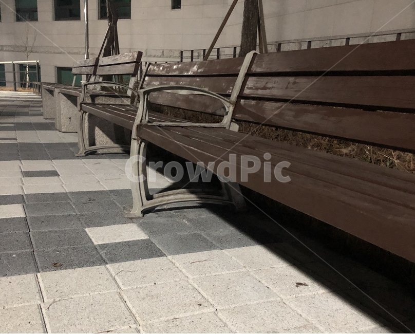 의자,비어있는,차분,원근,저녁,흰회,갈색,텅빈,고요한,침묵,조용한,침착한