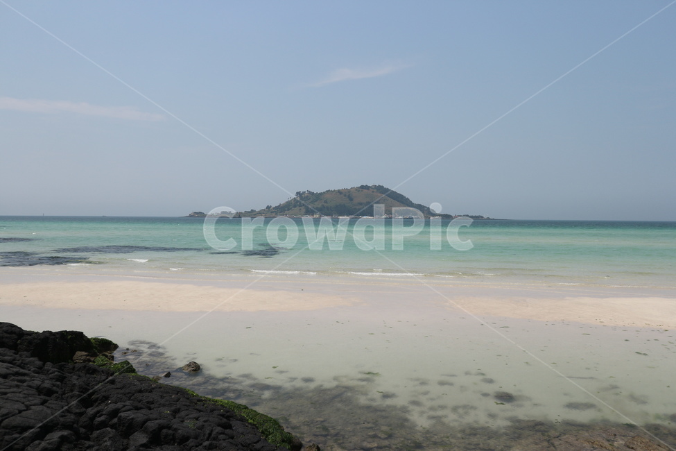 제주,제주도,제주바다,협재,협재해수욕장,바다,에메랄드,에메랄드바다,협재바다,제주도협재,제주도협재해수욕장,섬,비양도,푸른,하늘,자연,물,물결,바닷물,수영,해수욕장,해안,백그라운드,바탕화면,수평선,파도,휴가,휴양,바캉스,한국자연풍경,한국자연경관,경관,경치,풍경,대자연,해변,비치,한국,대한민국,여름,잔잔한,힐링,모래,모래사장,현무암,jeju,jejudo,vacation,beach,nature,landscape,koreanature,jejuisland,sea,island,wave,blue,emerald,sky,sand,sandybeach,stone