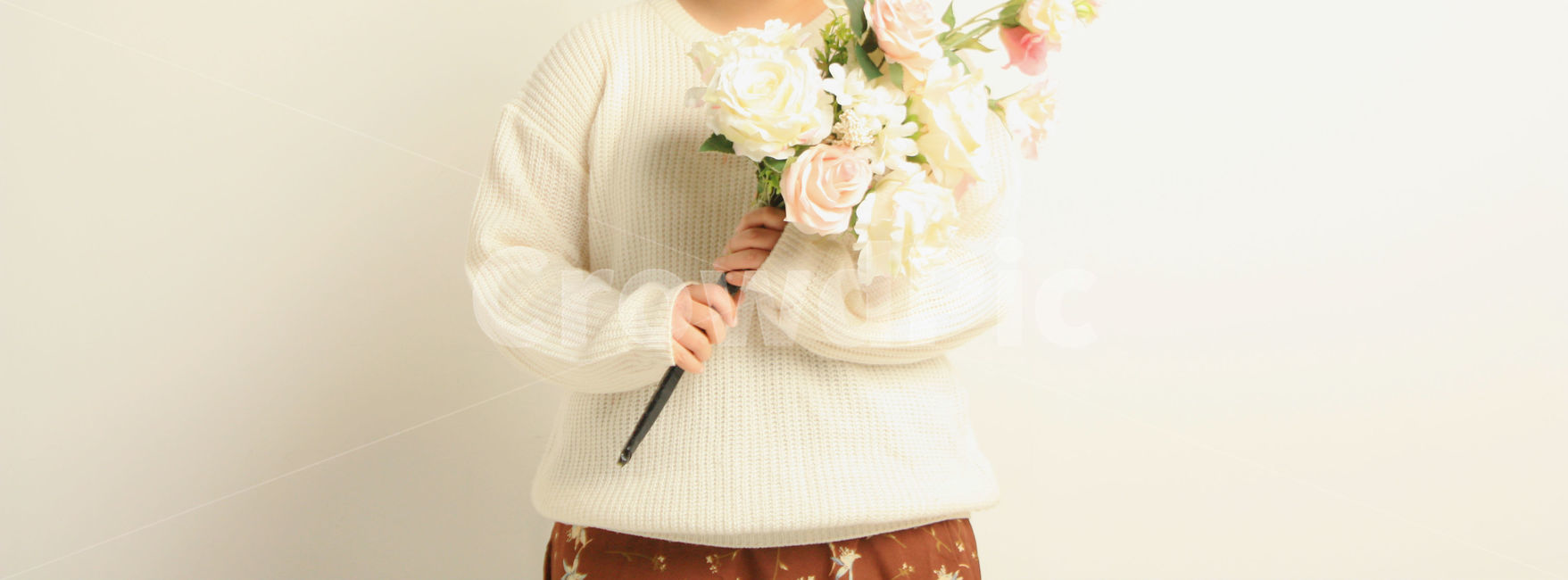 꽃,사람,여자,인물,꽃다발,분홍,장미,흰색,하얀색,white,people,woman,flower,pink,꽃,flower,사람,인물,인간,human,person,여성,여자,woman,female,lady