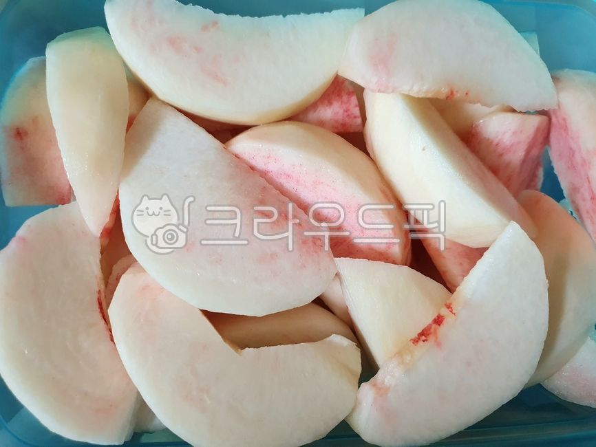 white peach,shaved peach,fruit,peach