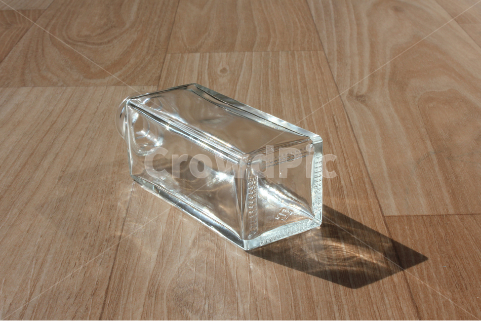 유리,유리병,빈,비어있는,텅빈,빈병,재활용,사각형,병,glass,bottle,empty,깨끗한,clean,open,열린,열어놓은,오픈,나무바닥,나무텍스처,우드,우든,사물,물건,오브젝트,thing,object,matter