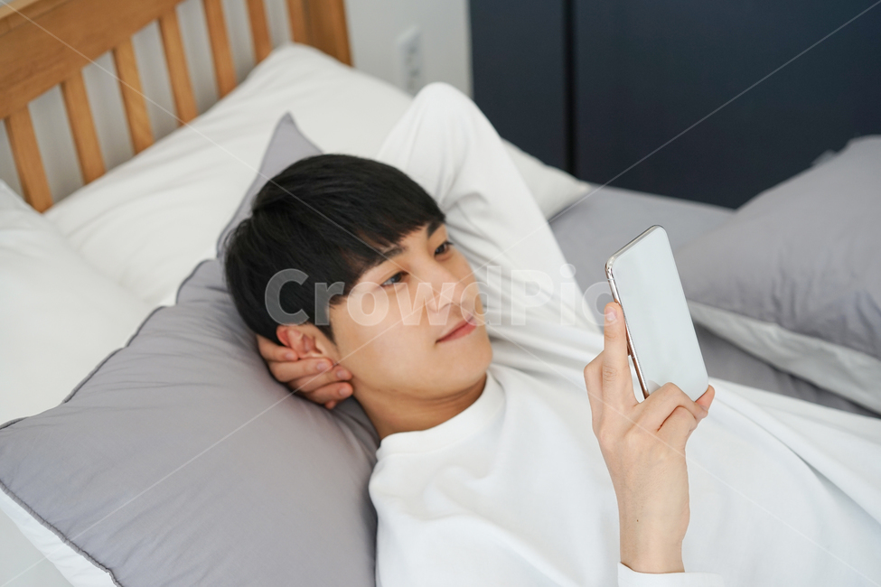 침대,침실,방,실내,집,하우스,남자,남성,이불,bed,휴식,휴일,핸드폰,휴대폰,모바일,집돌이,집콕,방구석,일상,즐거운,행복한,미소,사람,인물,인간,human,person,남성,남자,man,male