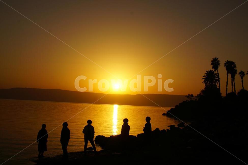 일출,자연,태양,nature,사람,나무,trees,식물,역광,이스라엘,갈릴리호수,호수,해외풍경,외국자연,world,sun,자연,풍경,nature,landscape,사람들,대중,군중,other people,crowd,인물실루엣,사람실루엣,character silhouette,human silhouette,person,human,인간,outdoors,옥외,sunlight,햇빛,silhouette,실루엣,sky,하늘,sunset,일몰,dusk,황혼,dawn,새벽,red sky,붉은 하늘