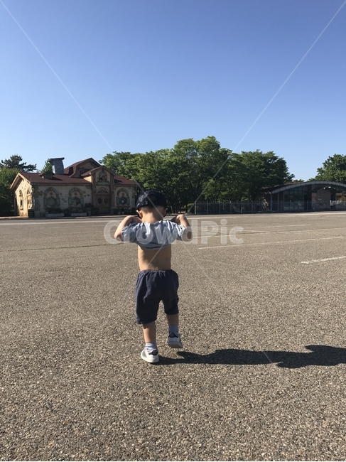 여름,햇빛,아이,폭염,더운날,뒷모습,child,kid,boy,baby,asphalt,아스팔트,사람,주차장,summer,sunlight,sunshine
