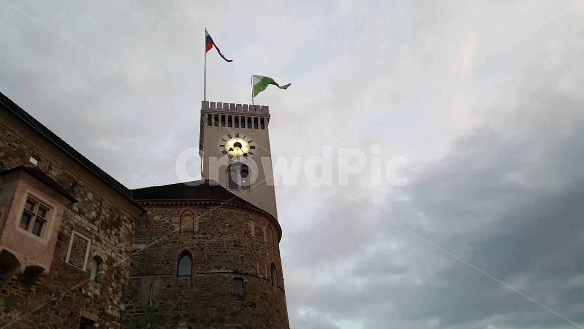 성,castle,깃발,flags,시계,clock,류블라냐성,ljubljanacastle,architecture,건축물,tower,탑,building,건물,건축물,건물외관,exterior,building,structure,architecture,construction