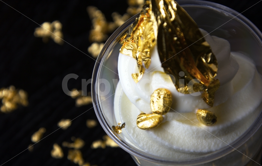 gold,gold dust,ice cream,eating gold,honey,scooping,ice,vanilla