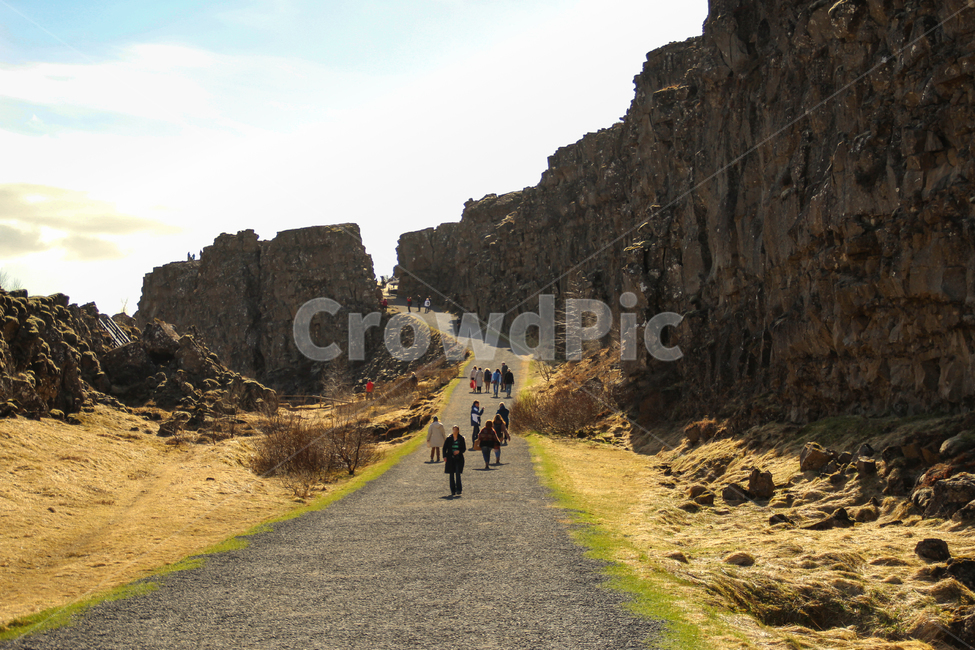아이슬란드,싱벨리어,국립공원,팅벨리르,유네스코,세계문화유산,풍경,경치,세계자연풍경,해외,해외자연,해외자연풍경,암석,바위,지질,초원,유적,유적지,싱벨리어국립공원,자연,대자연,골든서클,경관,관광명소,관광지,여행지,유럽,북유럽,지질학,유라시아판,북아메리카판,지구과학,자연,풍경,nature,landscape,해외,외국,세계,foreign,oversea,world,세계자연풍경,해외자연풍경,외국자연풍경,world nature landscape,사람들,대중,군중,other people,crowd,road,도로,dirt road,흙길,gravel,자갈,outdoors,옥외