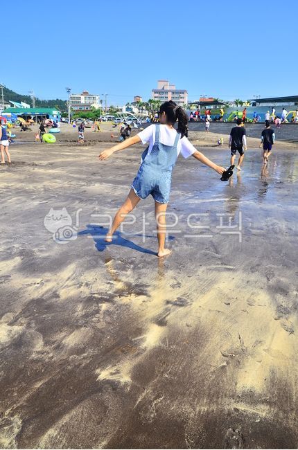 여름사진공모전,바다,바닷가,제주도,모래밭,모래사장,모래,검은모래,해안,아이,소녀,여자아이,뒷모습,휴가,방학,하늘,여름,sea,seashore,jeju,sand,girl,vacation,holiday,sky,summer,해수욕장,해변,shorts,반바지,clothing,의류,apparel,의복,person,사람,human,인간
