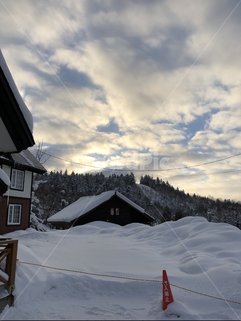 sky,하늘,겨울,겨울하늘,구름,cloud,winter,sapporo,삿포로,겨울산,산,mountain,지붕,hous,건물,집,주택,상가,겨울,계절,winter,season