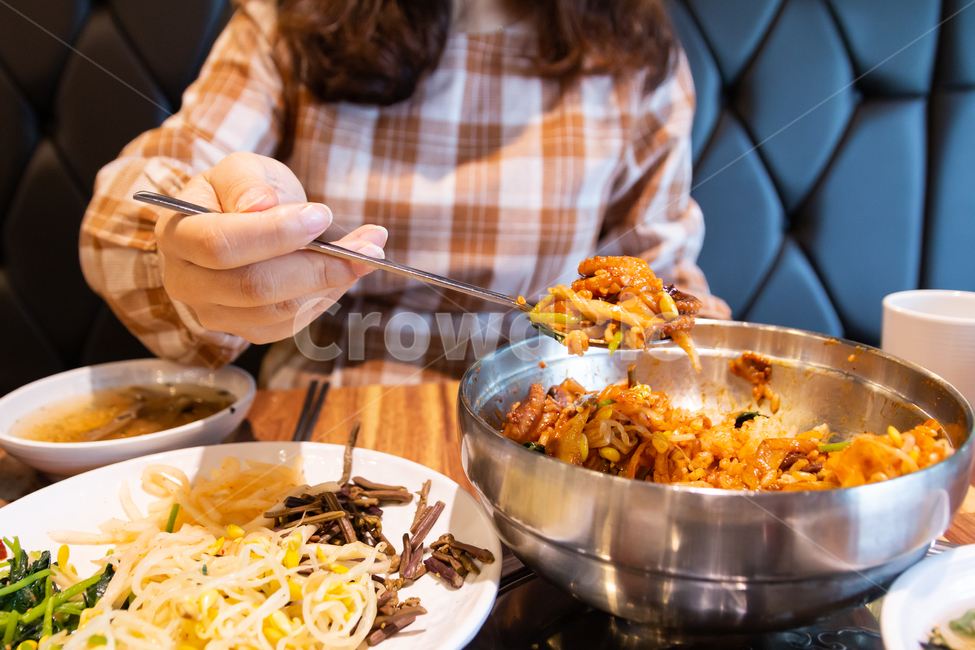 비빔밥,볶음밥,여성,혼밥,식당,외식,식사,숟가락,다이어트,음식,요리,매운,매콤한,나물,나물비빔밥,맛있는,사람,인물,밥,사람,인물,인간,human,person,여성,여자,woman,female,lady,음식,식재료,요리,food,cook,meal,dishes,food reserves