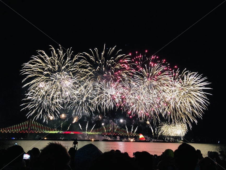 nature,자연,outdoors,옥외,인간,human,사람,person,폭죽,불꽃축제,해운대,해운대불꽃축제,해운대해수욕장,부산,부산명소,부산광광지,겨울축제,야경,밤,풍경,nightscape,night,landscape,축제,행사,festival,carnival,event