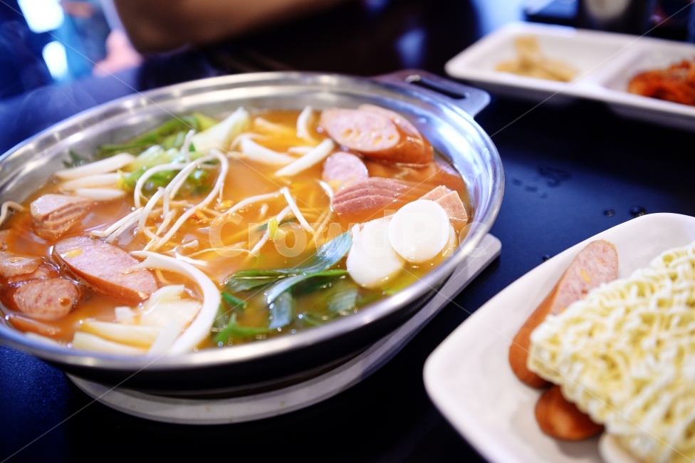 부대찌개,밥,부대찌게,음식,우동,버섯,라면,햄,소시지,쏘세지,콩나물,파,떡,스팸,식당,음식점,식사,메뉴,찌개,식재료,요리,한식,한국음식,한국요리,mushroom,ham,sausage,SPAM,food,cook,meal,dishes,koreanfood,koreandishes,음식,식재료,요리,food,cook,meal,dishes,food reserves,한식,한국음식,한국요리,korean food,korean dishes,korean meal,korean cook